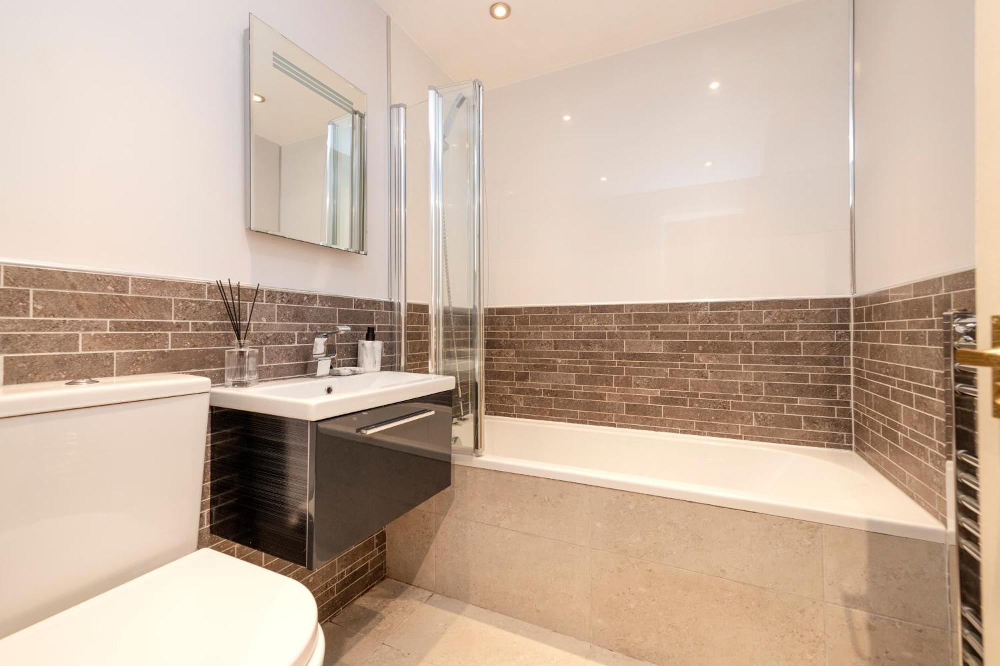 Apartment Charming 2-bedroom - Ground Floor *