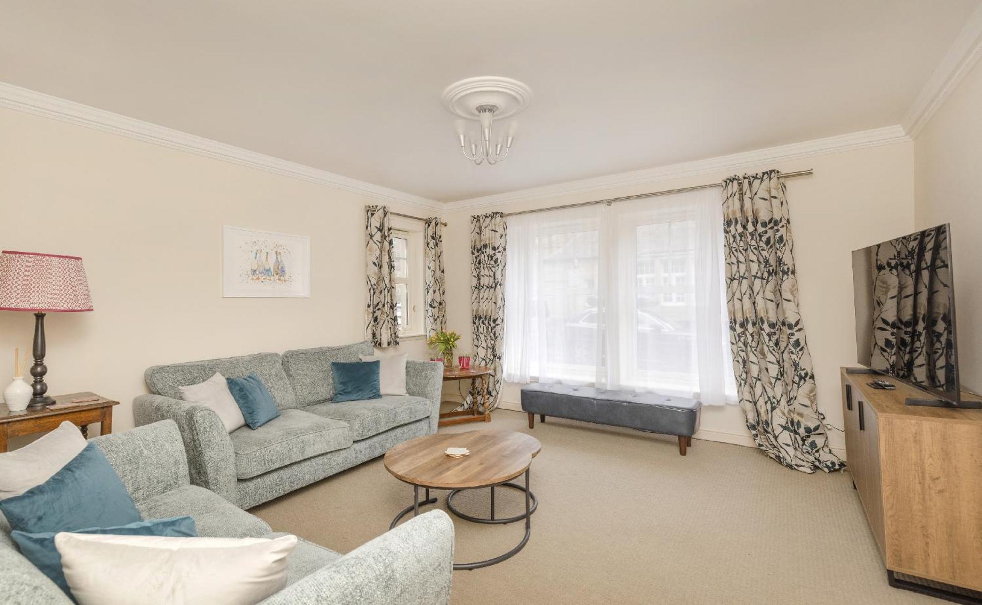 Apartment Charming 2-bedroom - Ground Floor *