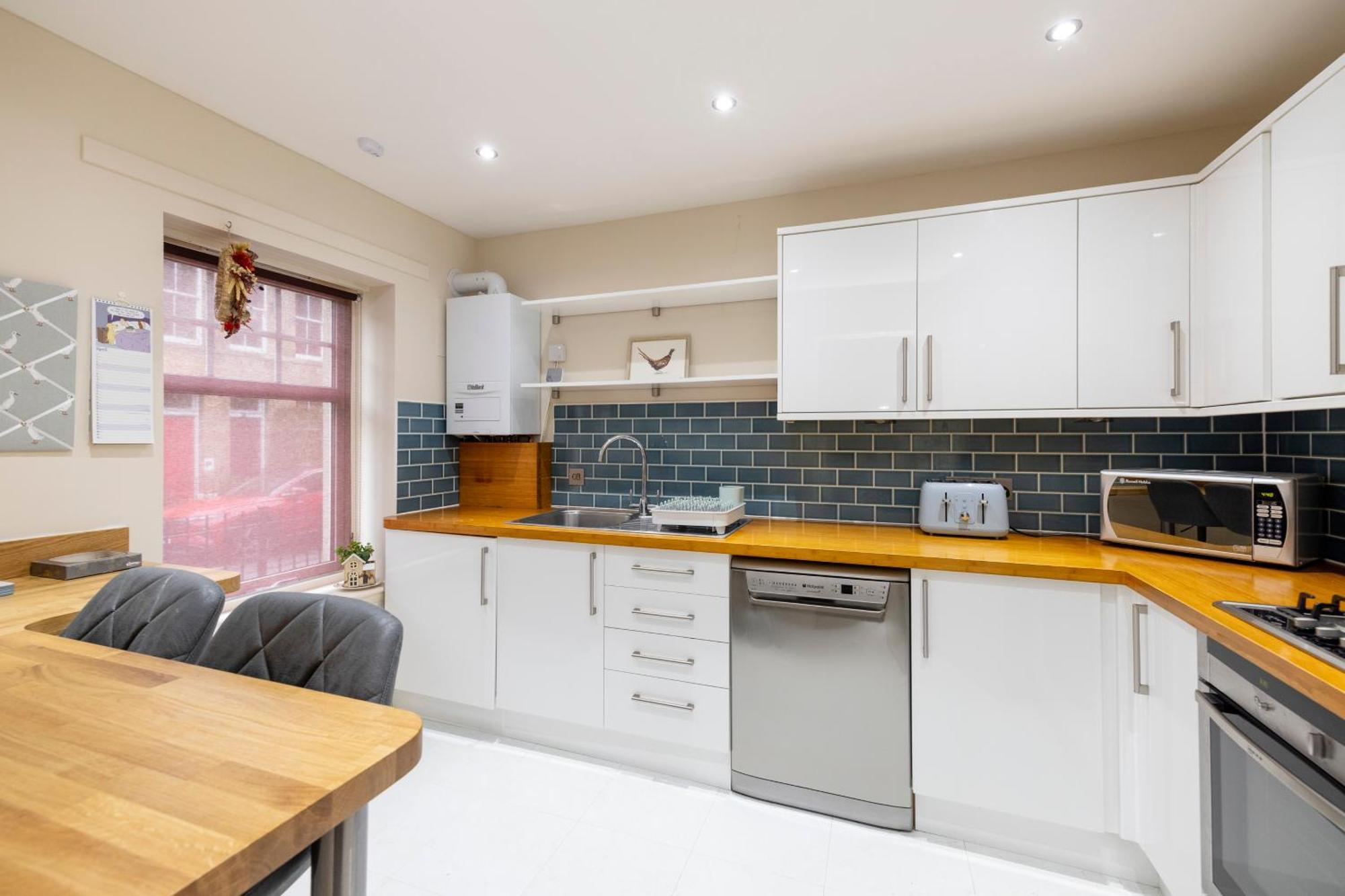 Apartment Charming 2-bedroom - Ground Floor *